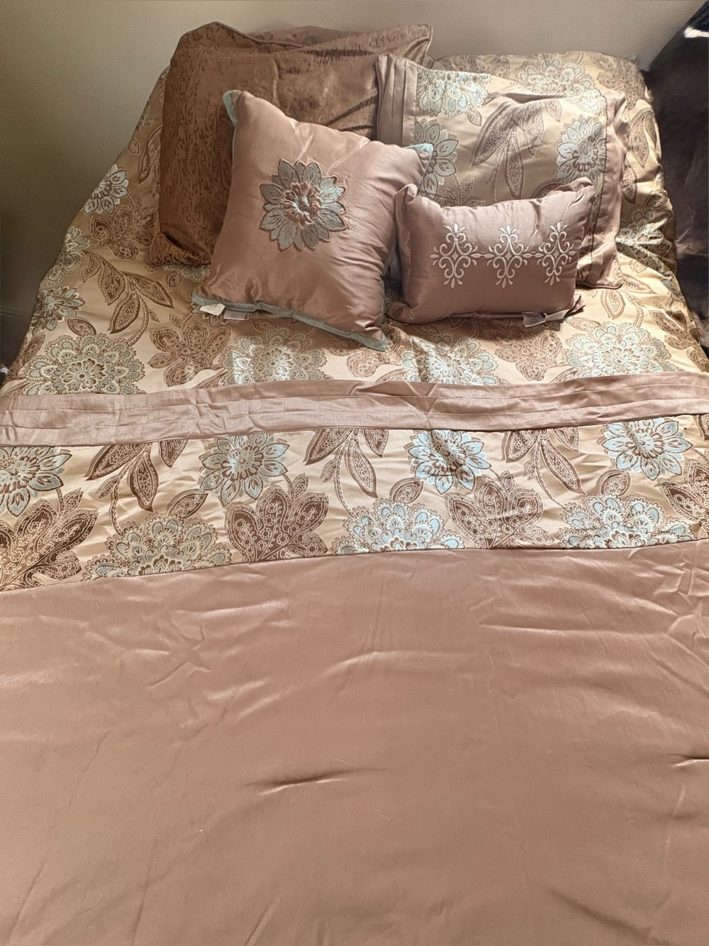 Croft and Barrow Queen Floral Embroidered Comforter Set - Elegant Home Bedding
